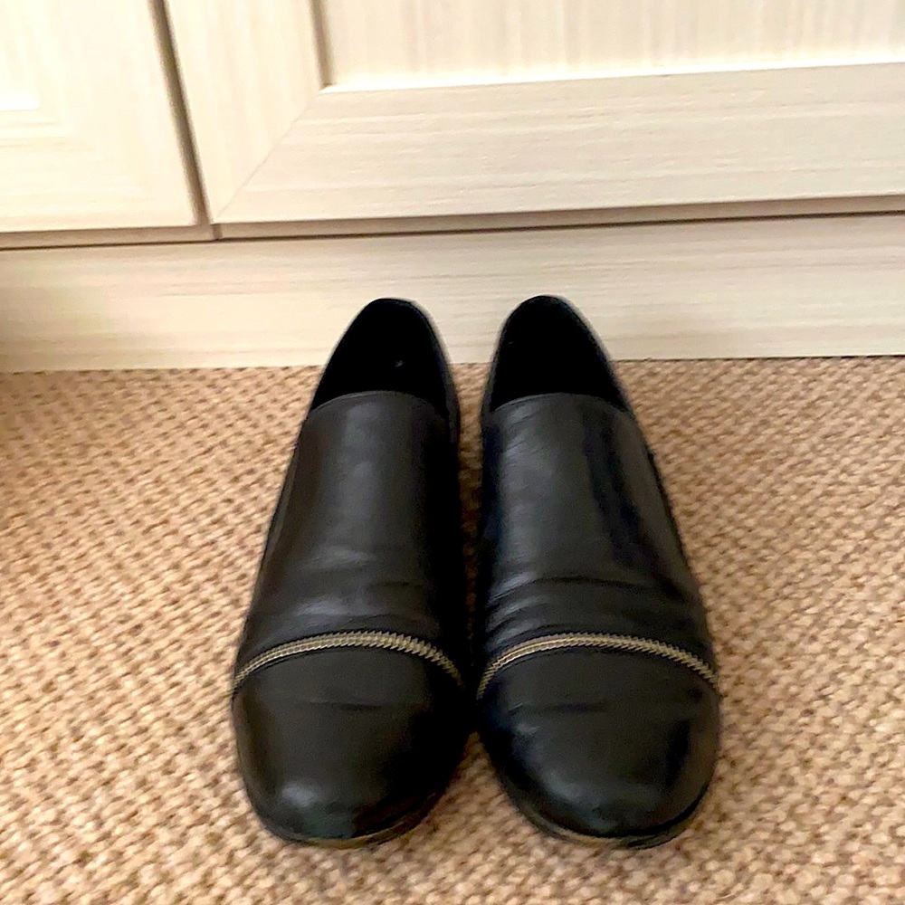 Black with Zipper Pour la Victorie Flat